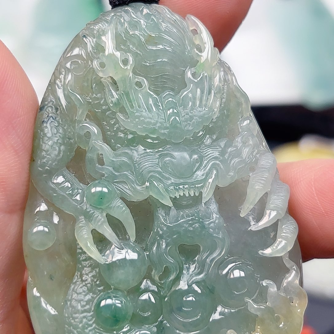 翡翠未镶嵌颈饰龙