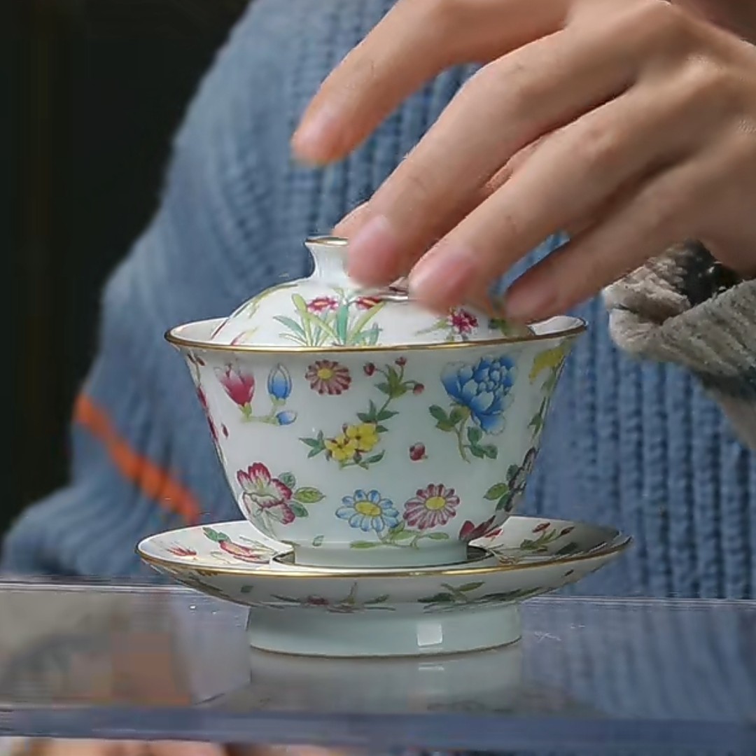 X粉彩四季花卉纹三才盖碗