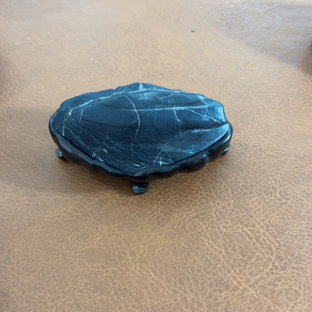 一***你灵璧石精品手把件。   