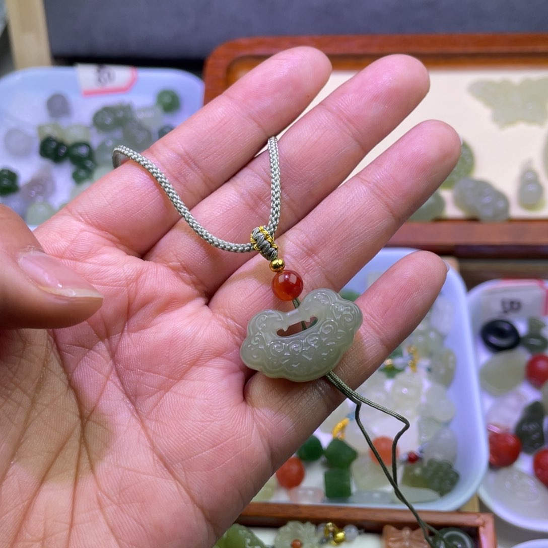 和田玉如意锁未镶嵌家**女