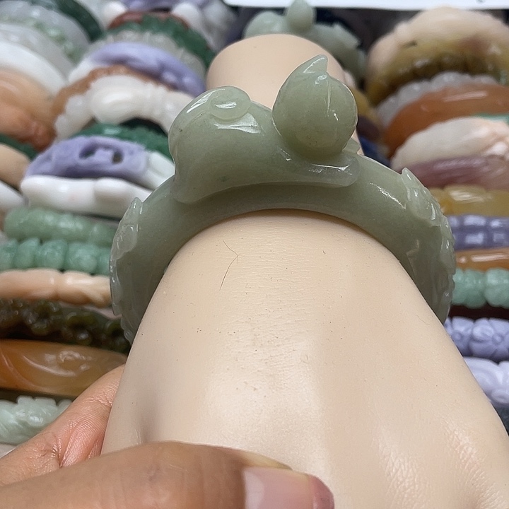 未镶嵌手镯石英岩玉