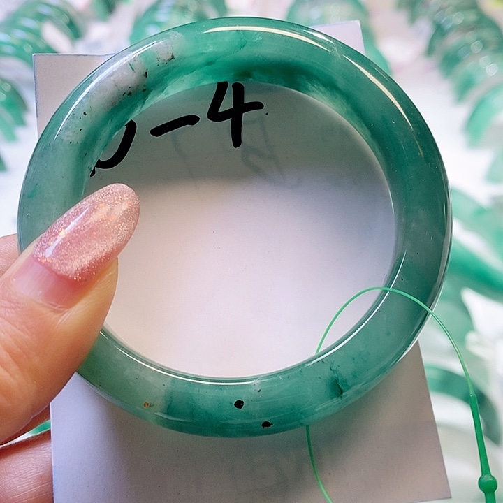 石英质玉手镯未镶嵌一个