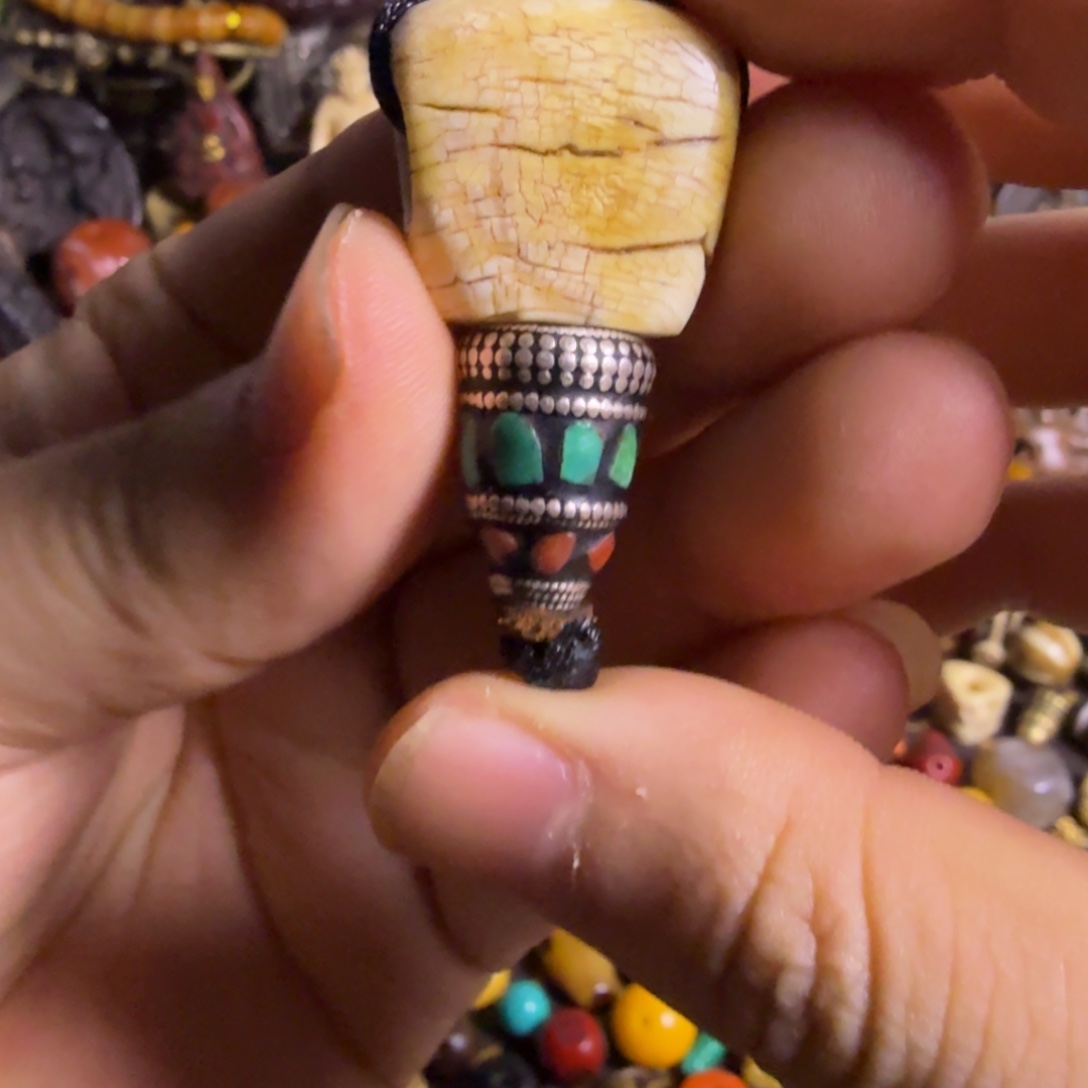 琉璃颈饰三通如图