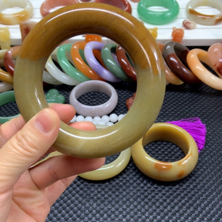 石英岩玉未镶嵌手镯