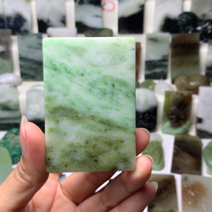 独山玉未镶嵌颈饰