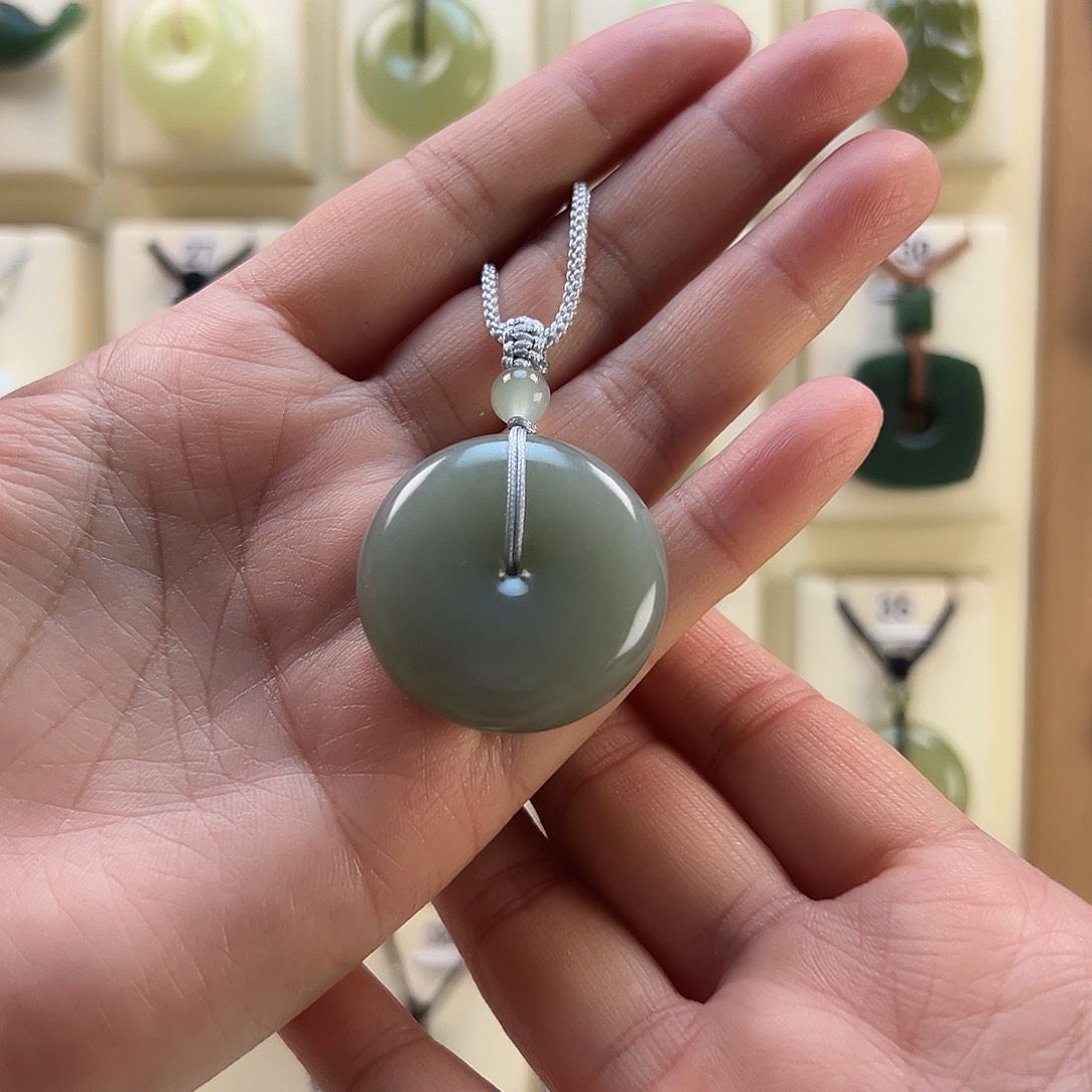 果***朵和田玉未镶嵌颈饰