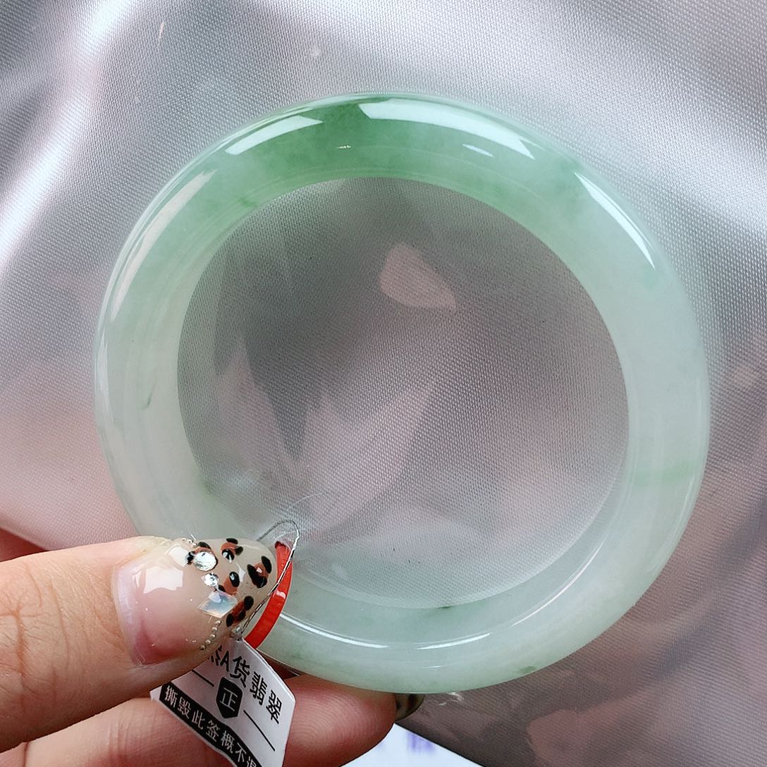 翡翠手镯未镶嵌54圈