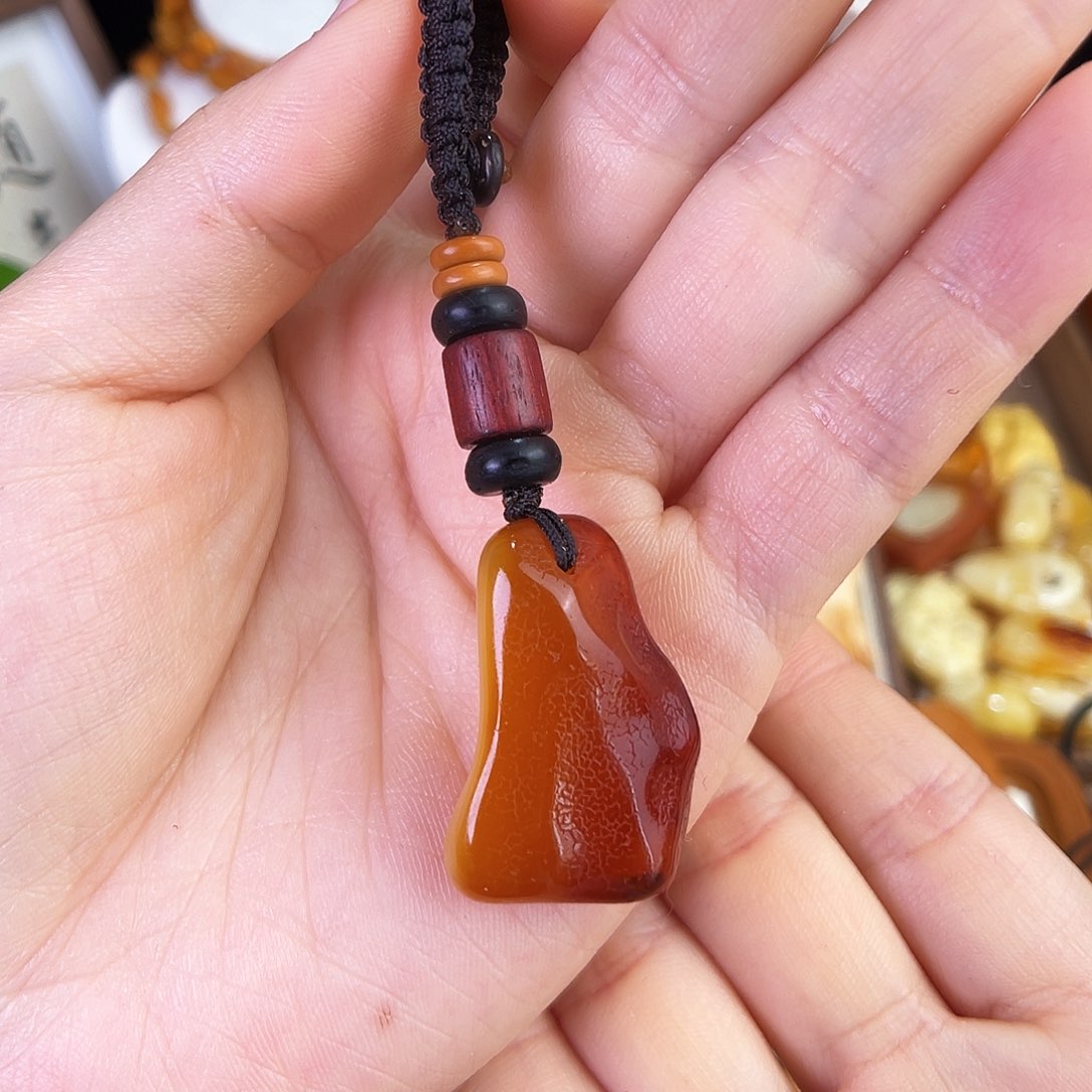 琥珀珠宝奇石未镶嵌。