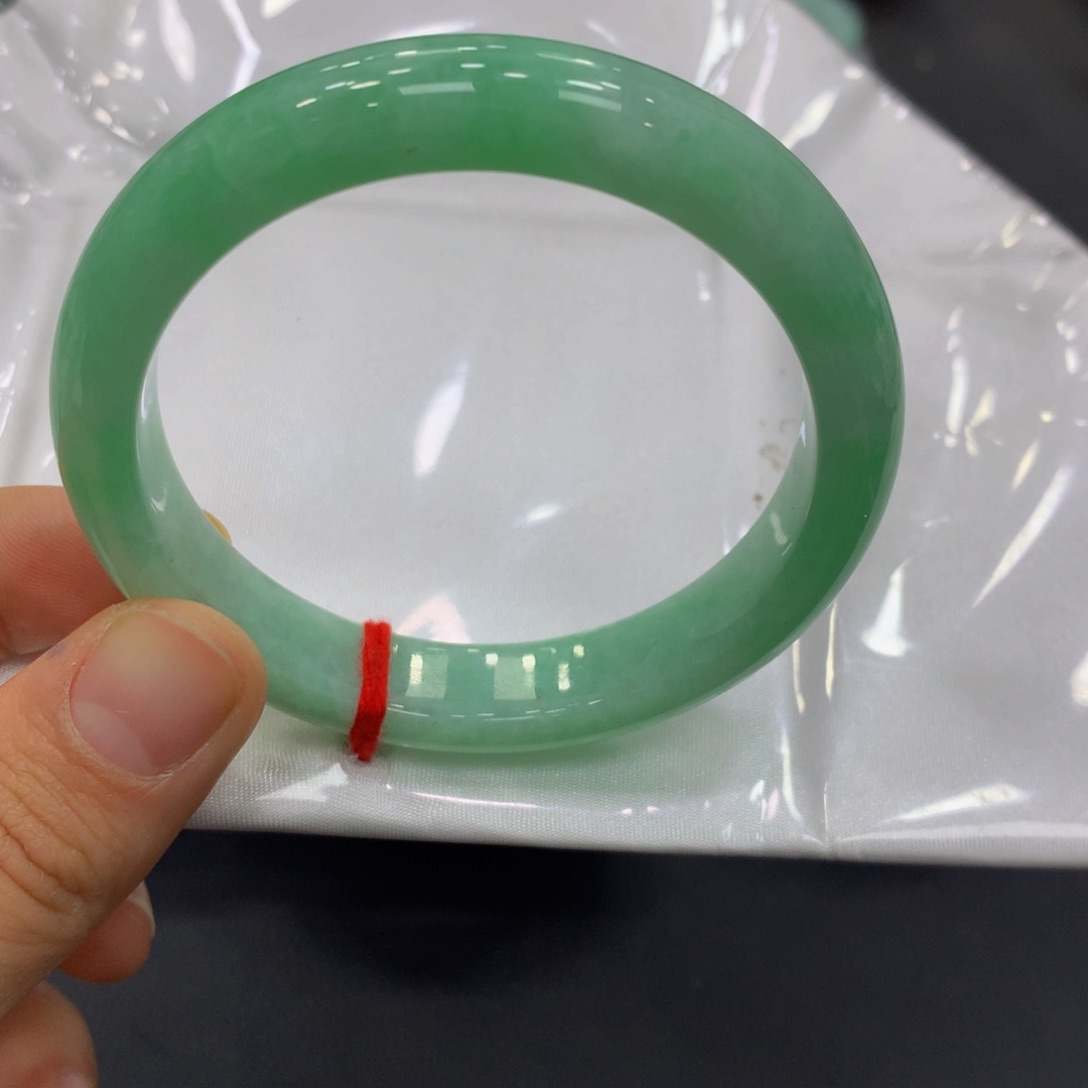 翡翠手镯未镶嵌翡翠