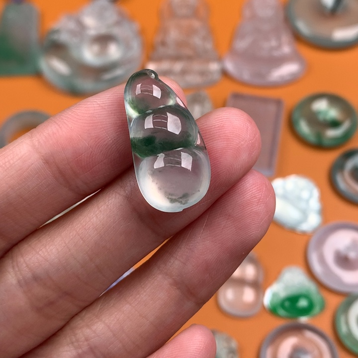 翡翠挂件未镶嵌..........