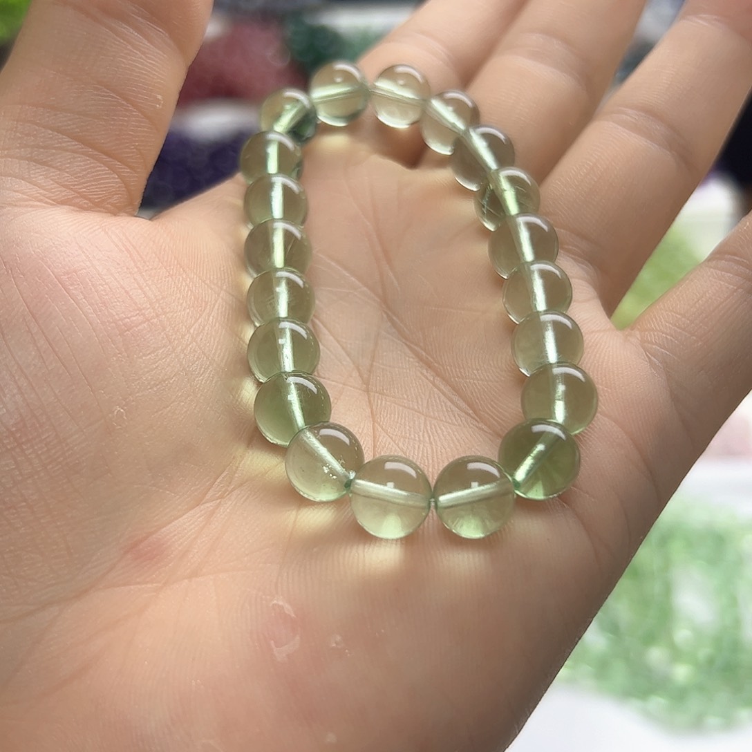 水晶手串未镶嵌夏****e绿莹石9咪拍十次和一单 不带证书