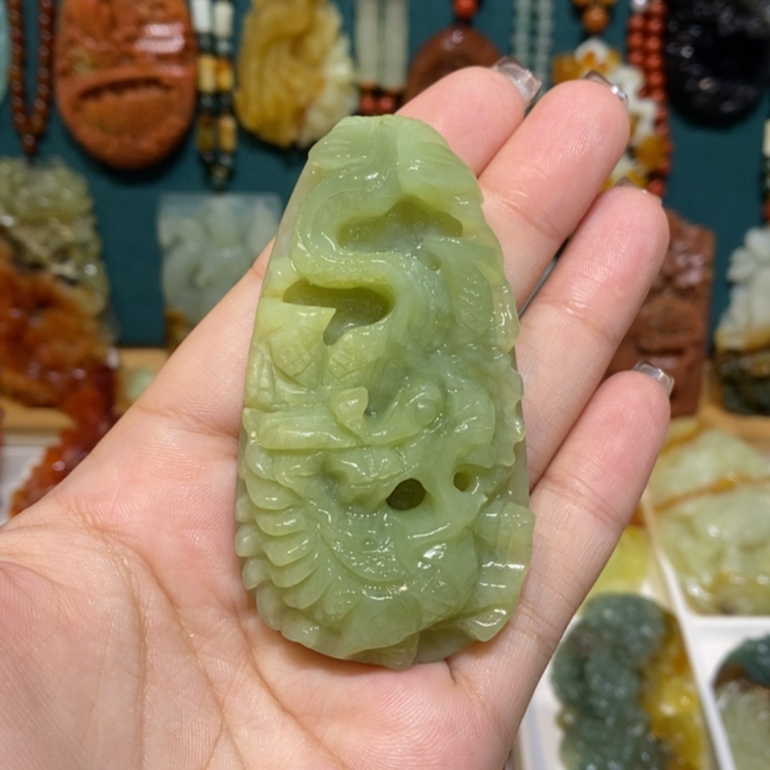 蛇纹石玉未镶嵌颈饰