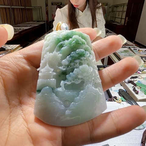 翡翠未镶嵌项圈一个