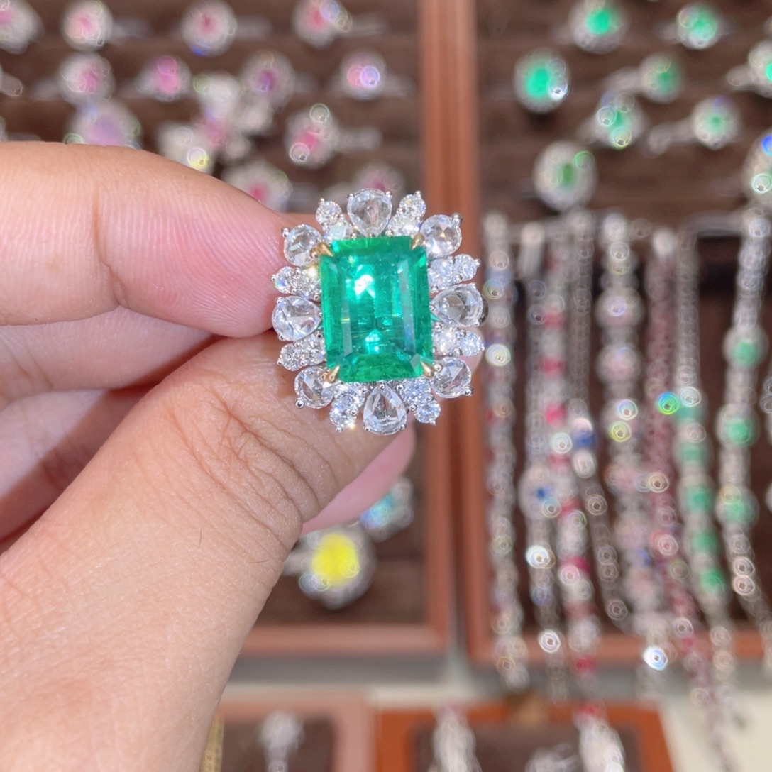 祖母绿戒指18K金镶嵌4.55ct 