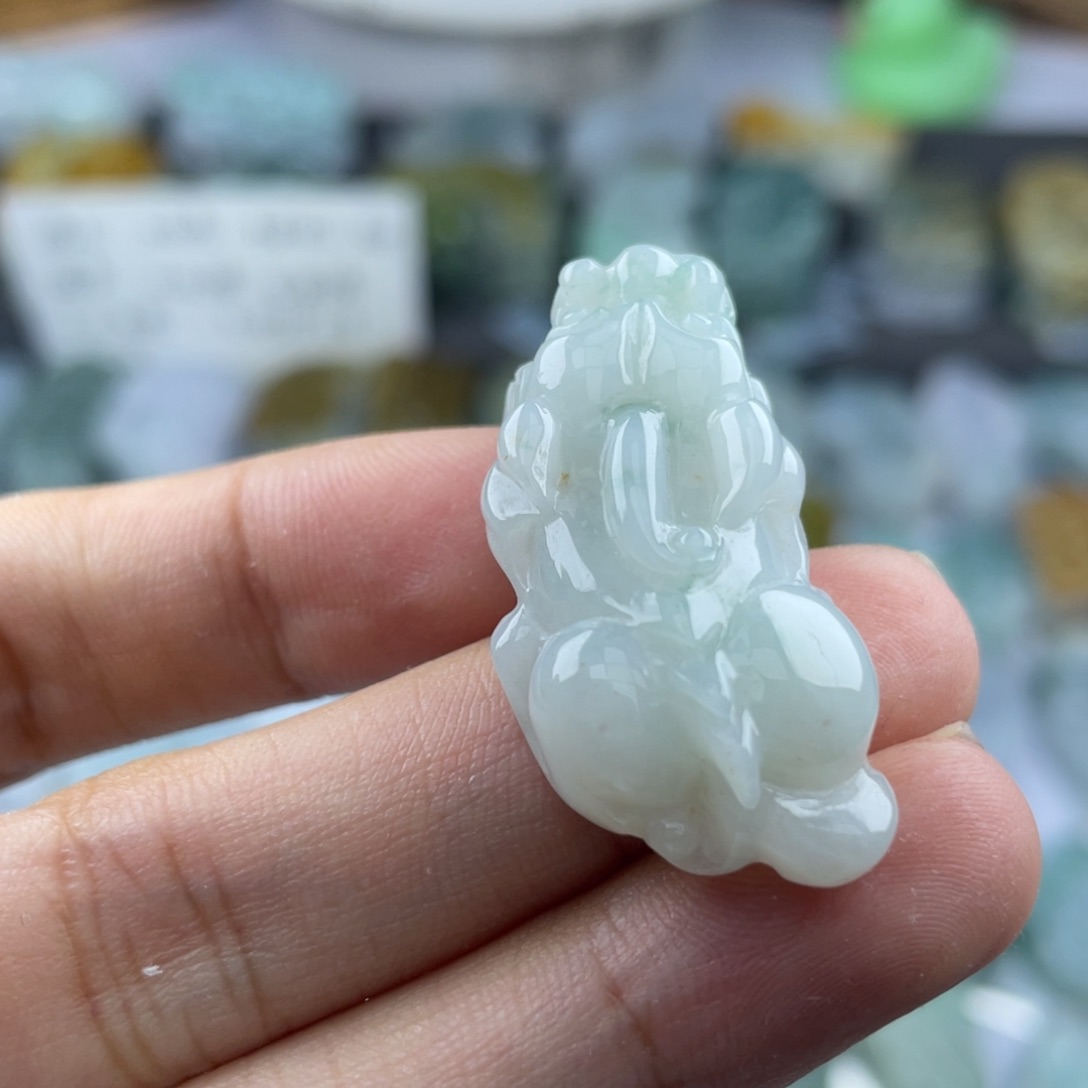 翡翠未镶嵌颈饰貔貅