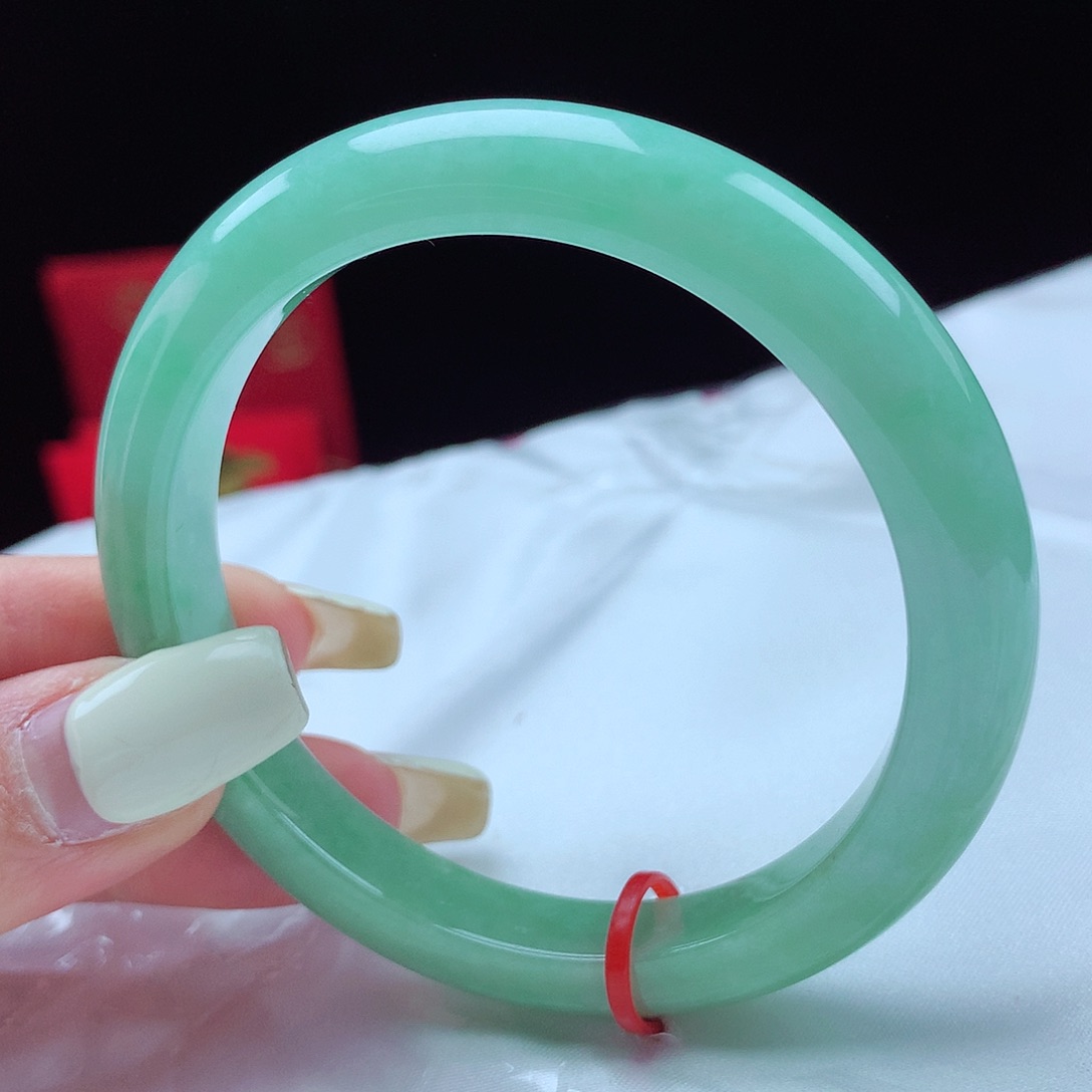 翡翠手镯未镶嵌55圈