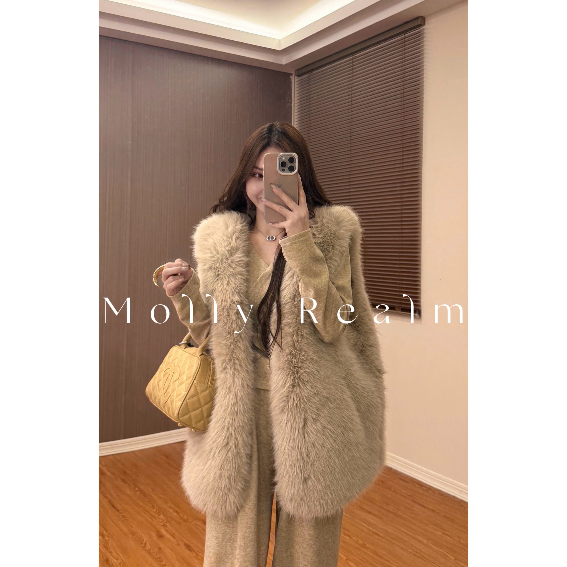 Molly定制”毛毛马甲“设计师款韩气质环保毛休闲V领马甲MK86048