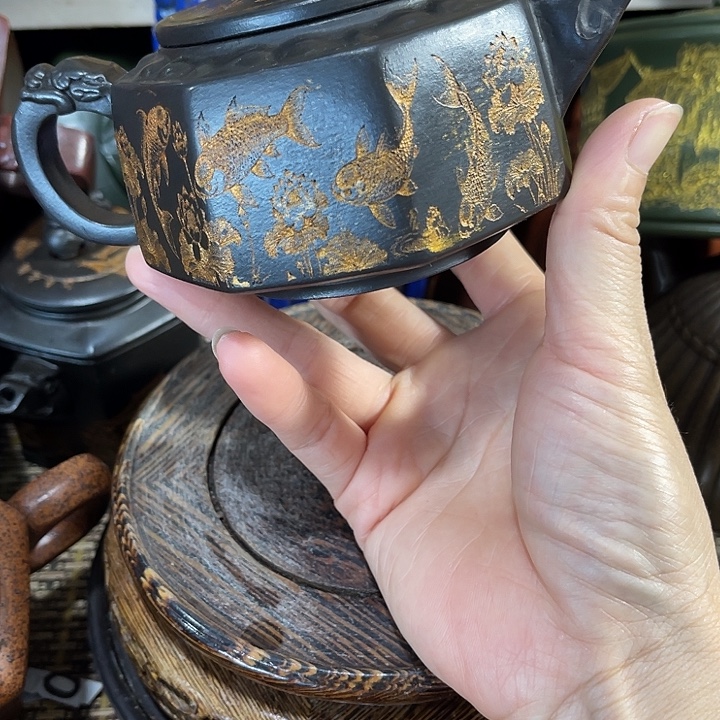茶壶紫砂原矿泥料手工制作的一把紫砂壶。