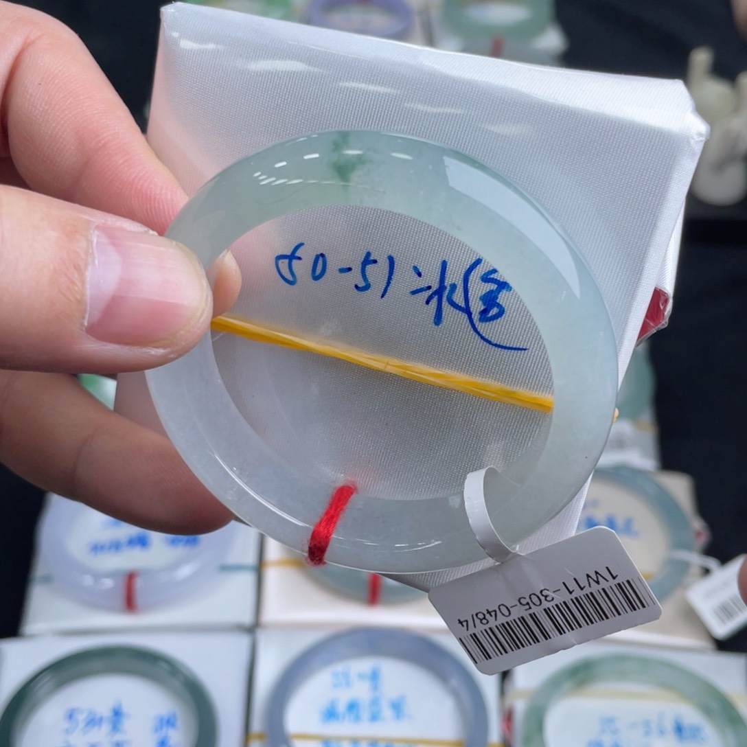 翡翠手镯未镶嵌翡翠手镯