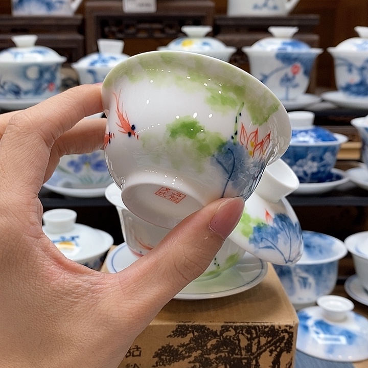 手绘五彩荷花压手杯85cc釉下彩微瑕福利款