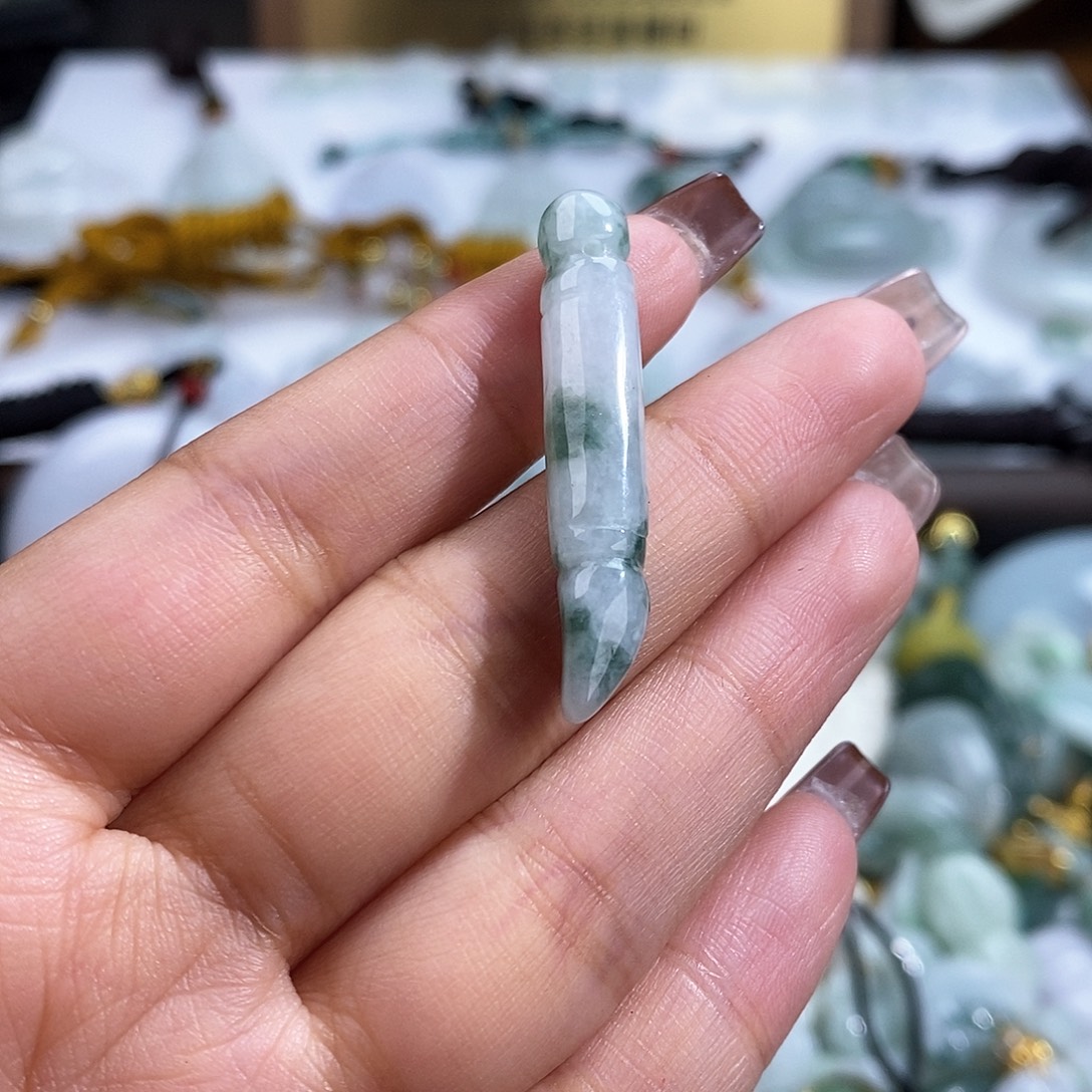 翡翠未镶嵌颈饰7602