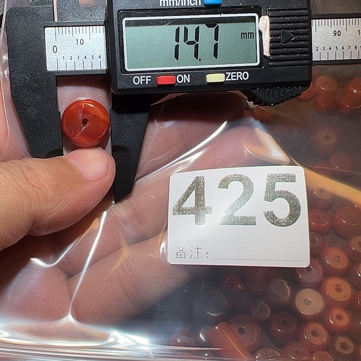 未镶嵌好的南红玛瑙