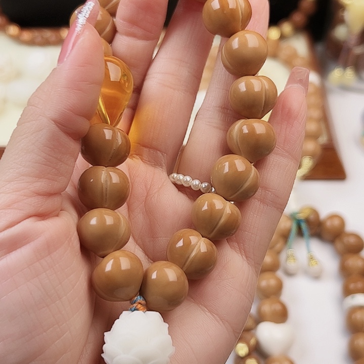 Ö***.猴头核桃吊坠屁桃