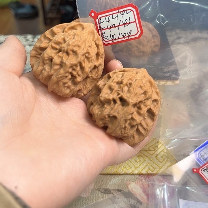 文玩核桃把件梨木台