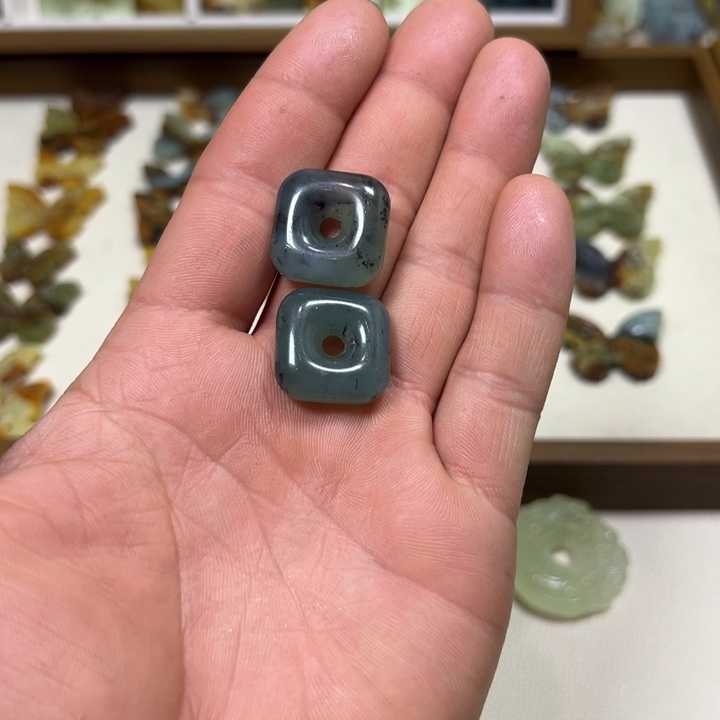 嘻***.蛇纹石玉未镶嵌颈饰