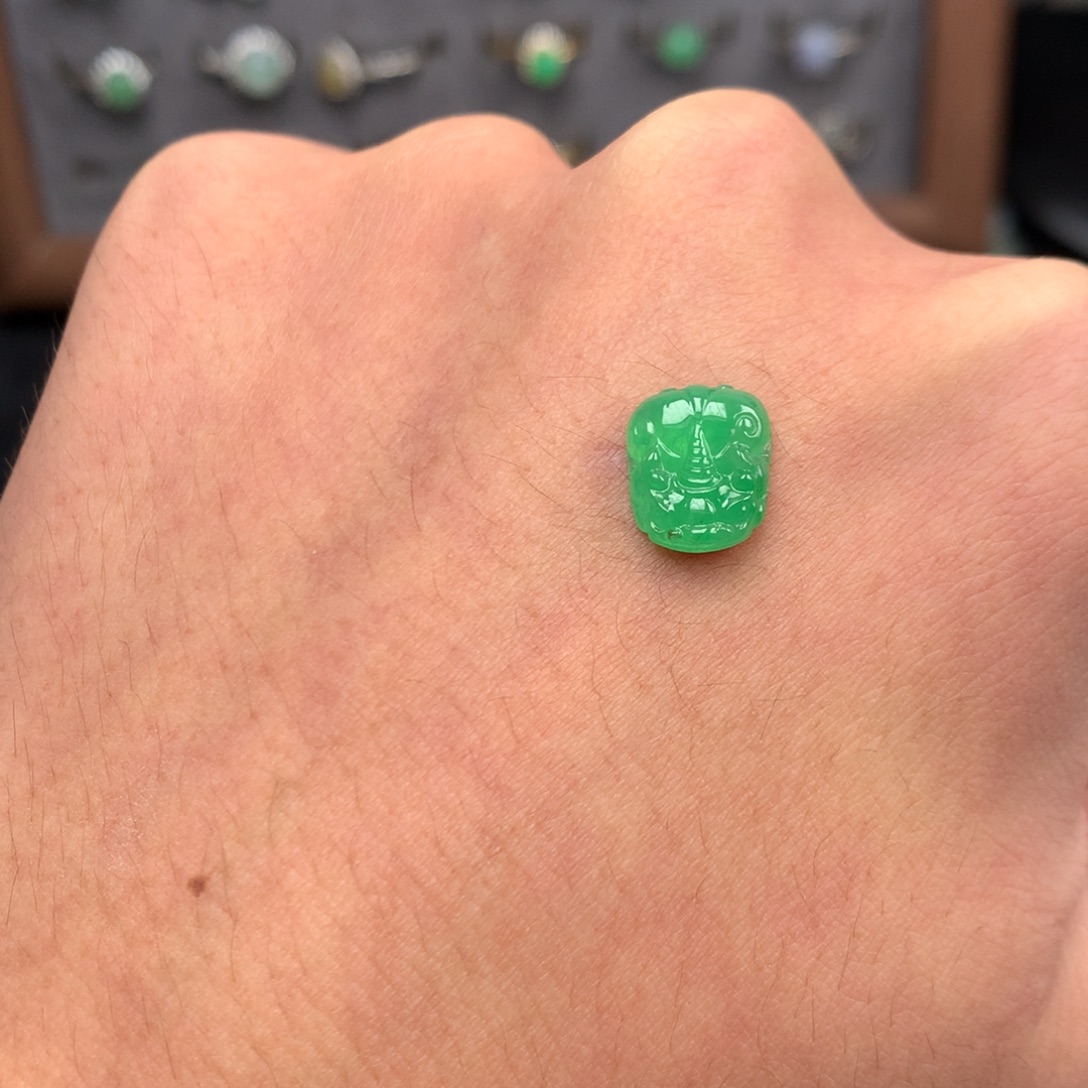 翡翠未镶嵌颈饰你是