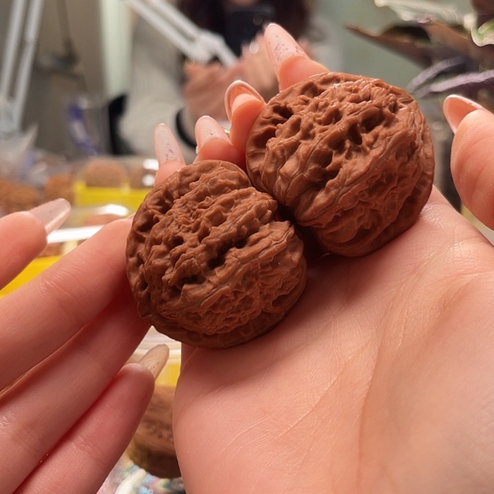 文玩核桃吊坠青**途三角白