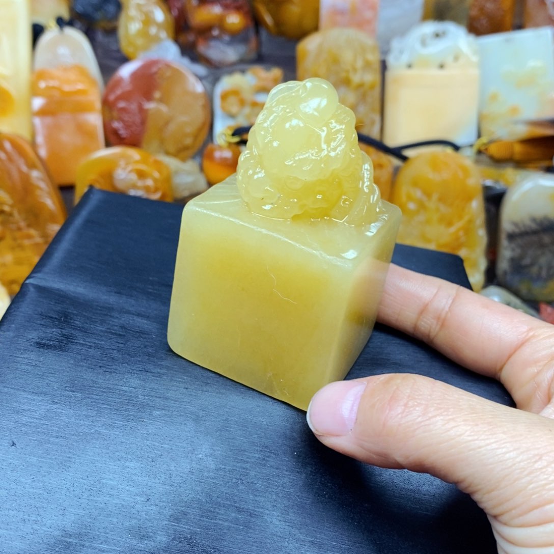 石英质玉（黄龙玉）颈饰未镶嵌