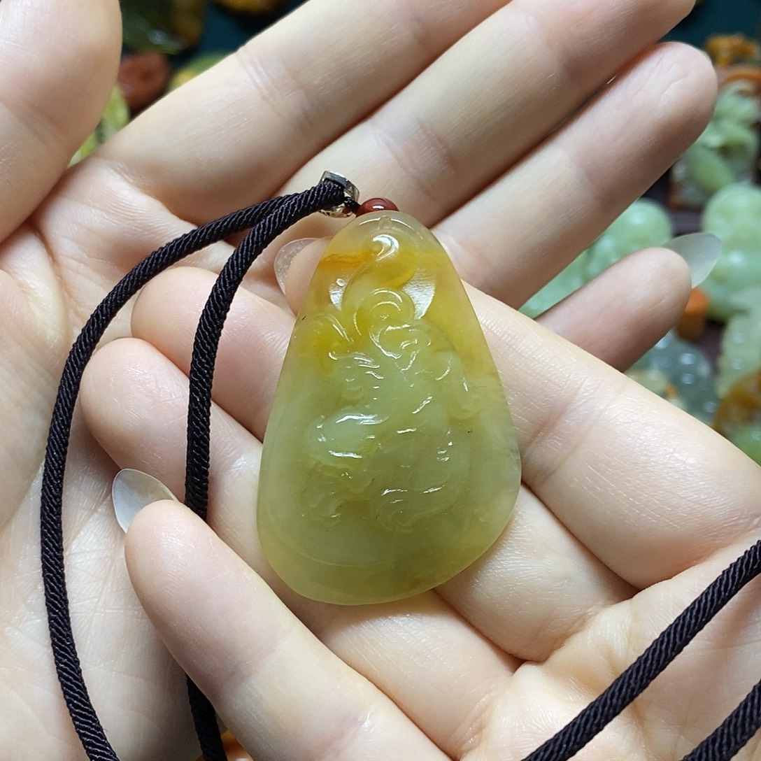 岫玉未镶嵌吊坠(赠链)