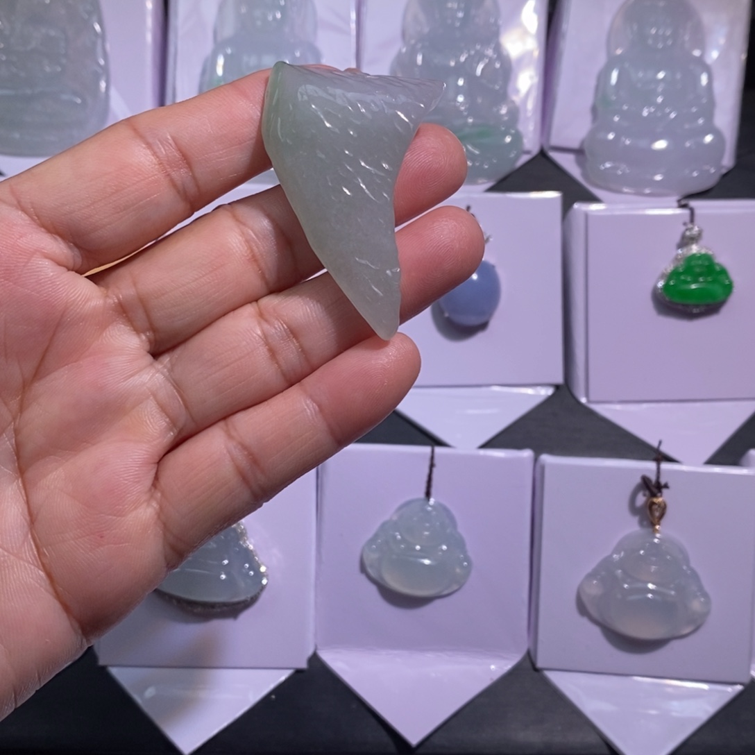 翡翠未镶嵌颈饰狼牙