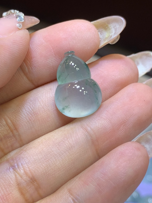 缅甸天然翡翠A货，冰飘花饱满葫芦，起光镶嵌起来一流炸光，性价比
