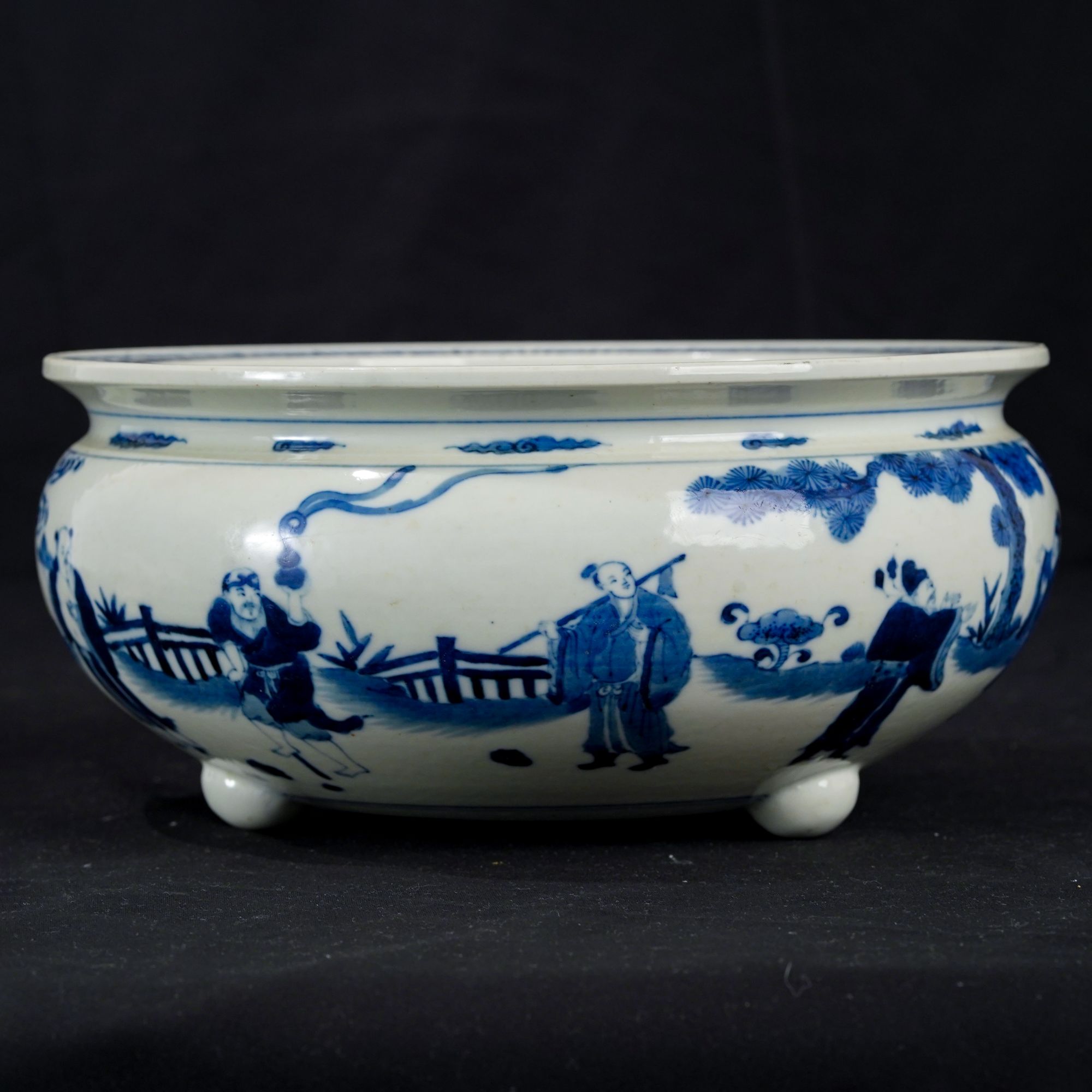 清早期青花人物三足炉