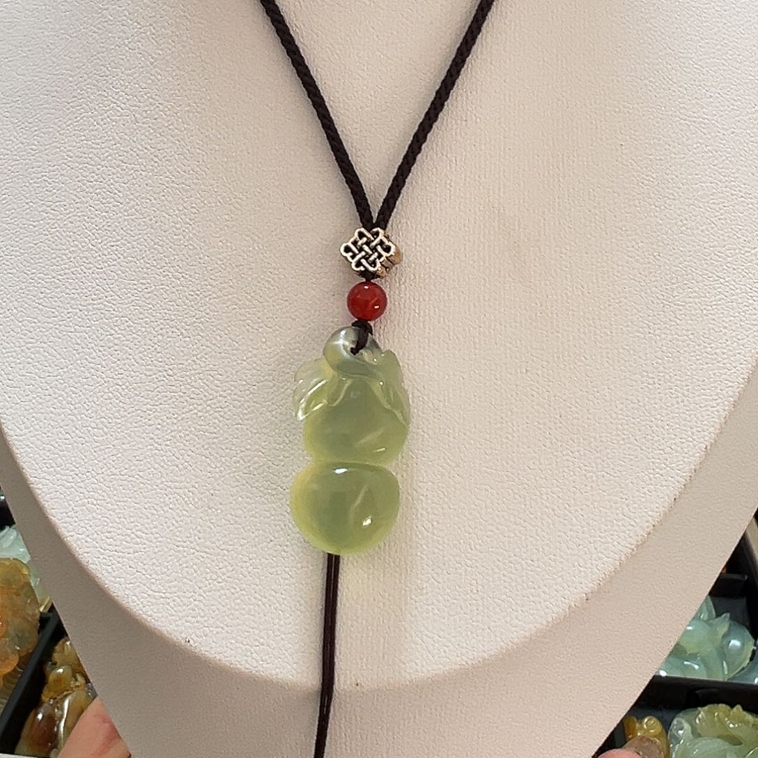 蛇纹石玉颈饰未镶嵌