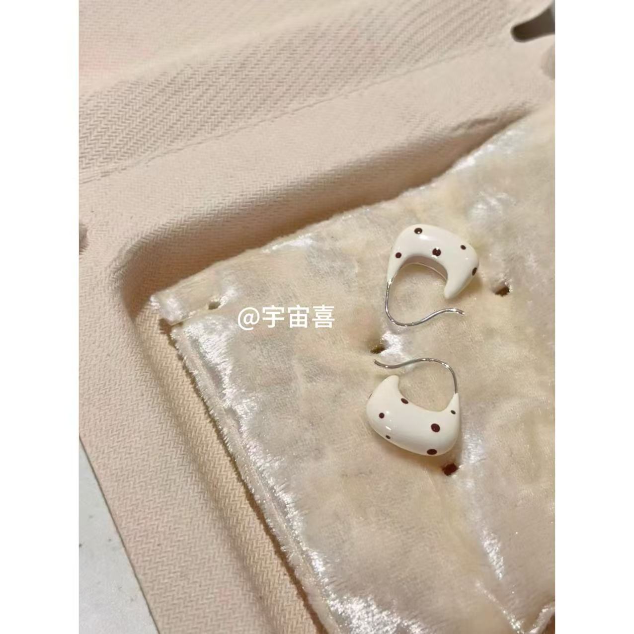 铜合金珐琅耳饰 I2-085【正版单鱼钩波点奶白色小包耳环】