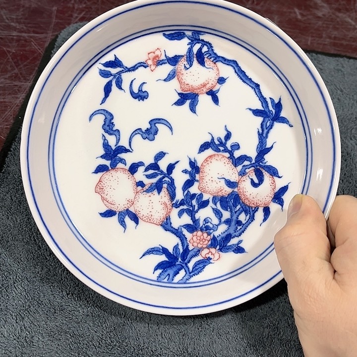 瓷片////直径16.5厘米。红。