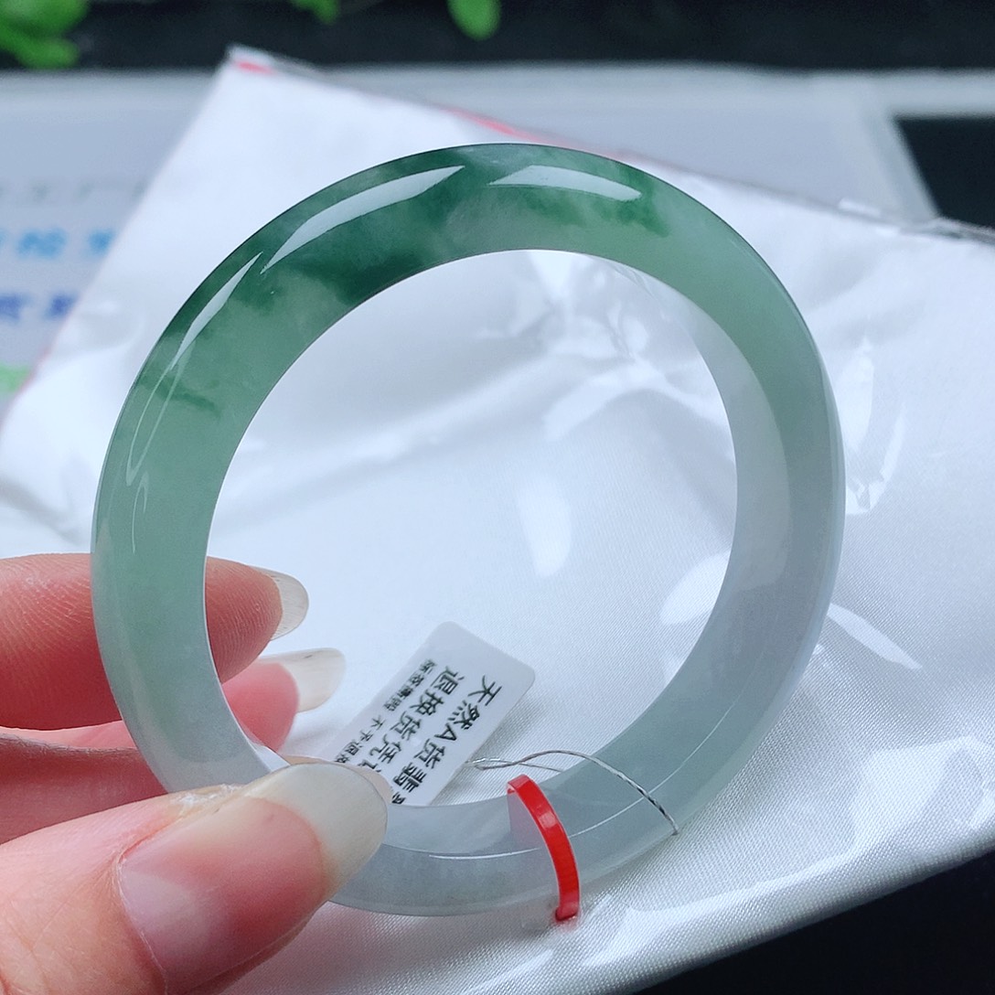 翡翠手镯未镶嵌54圈