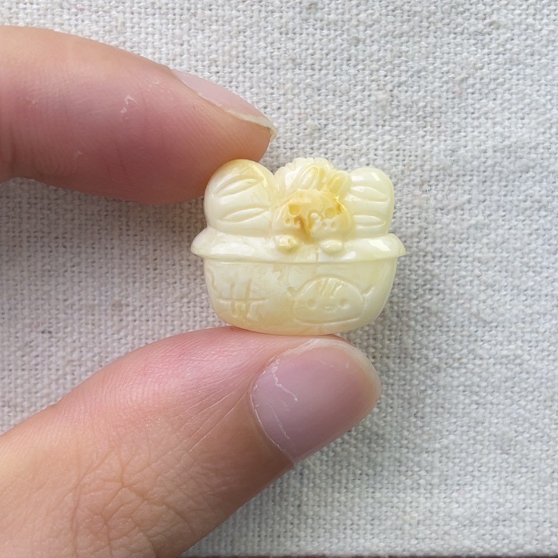 琥珀未镶嵌珠宝奇石兔子面包