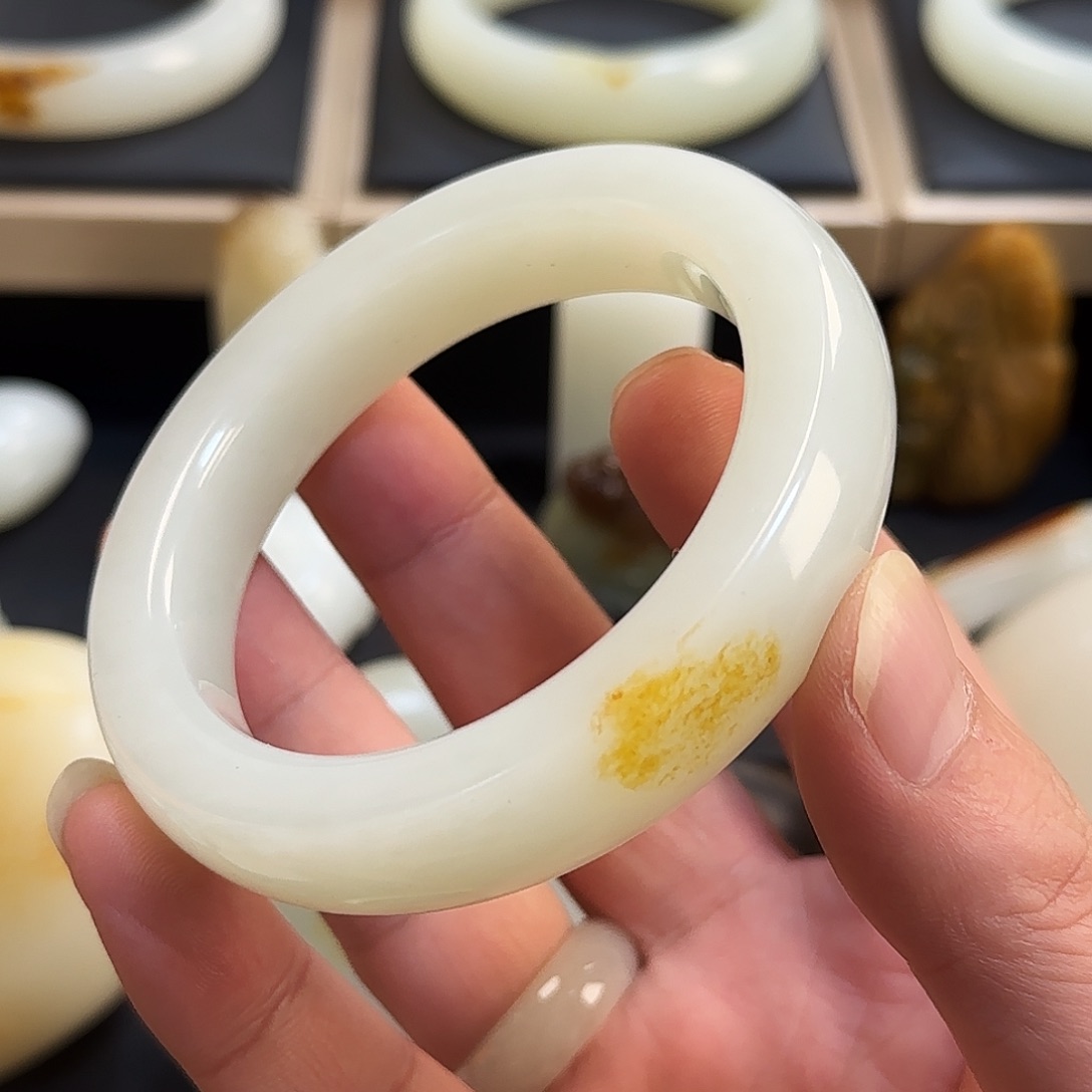 和田玉未镶嵌手镯俄料青白调