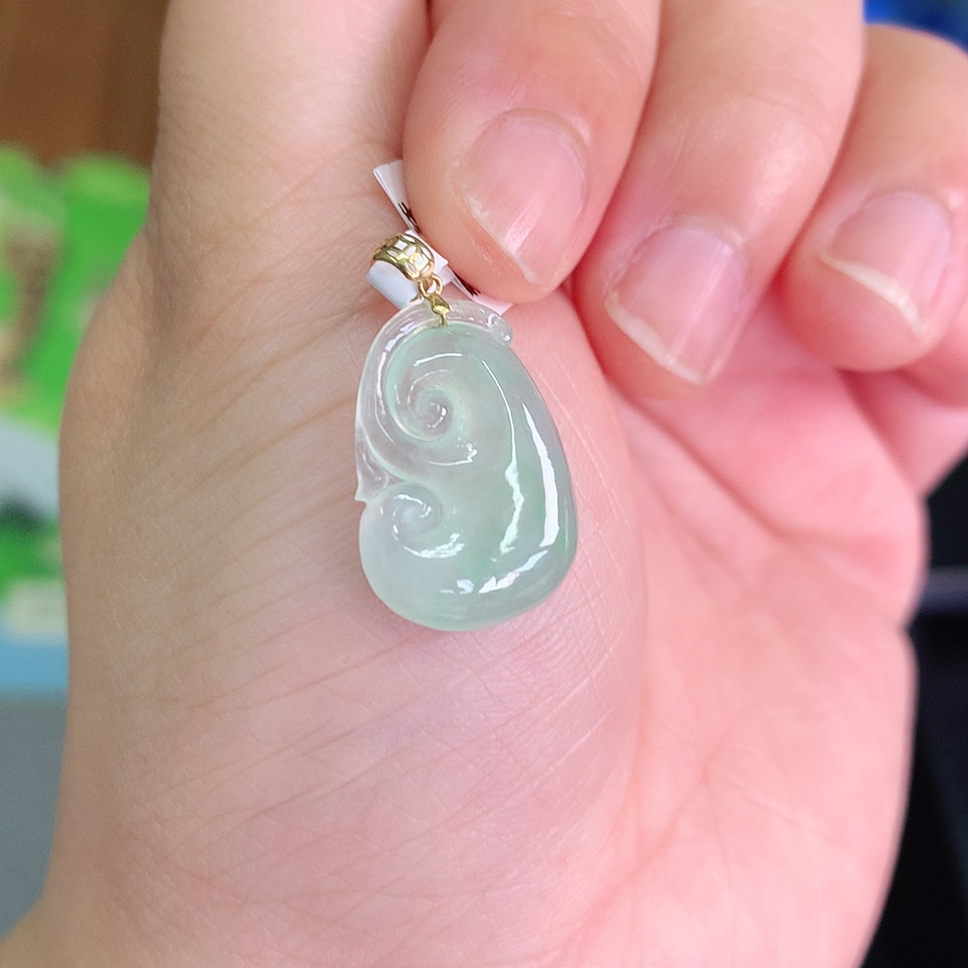 翡翠颈饰18K金镶嵌冰甜绿小如意20*13*4