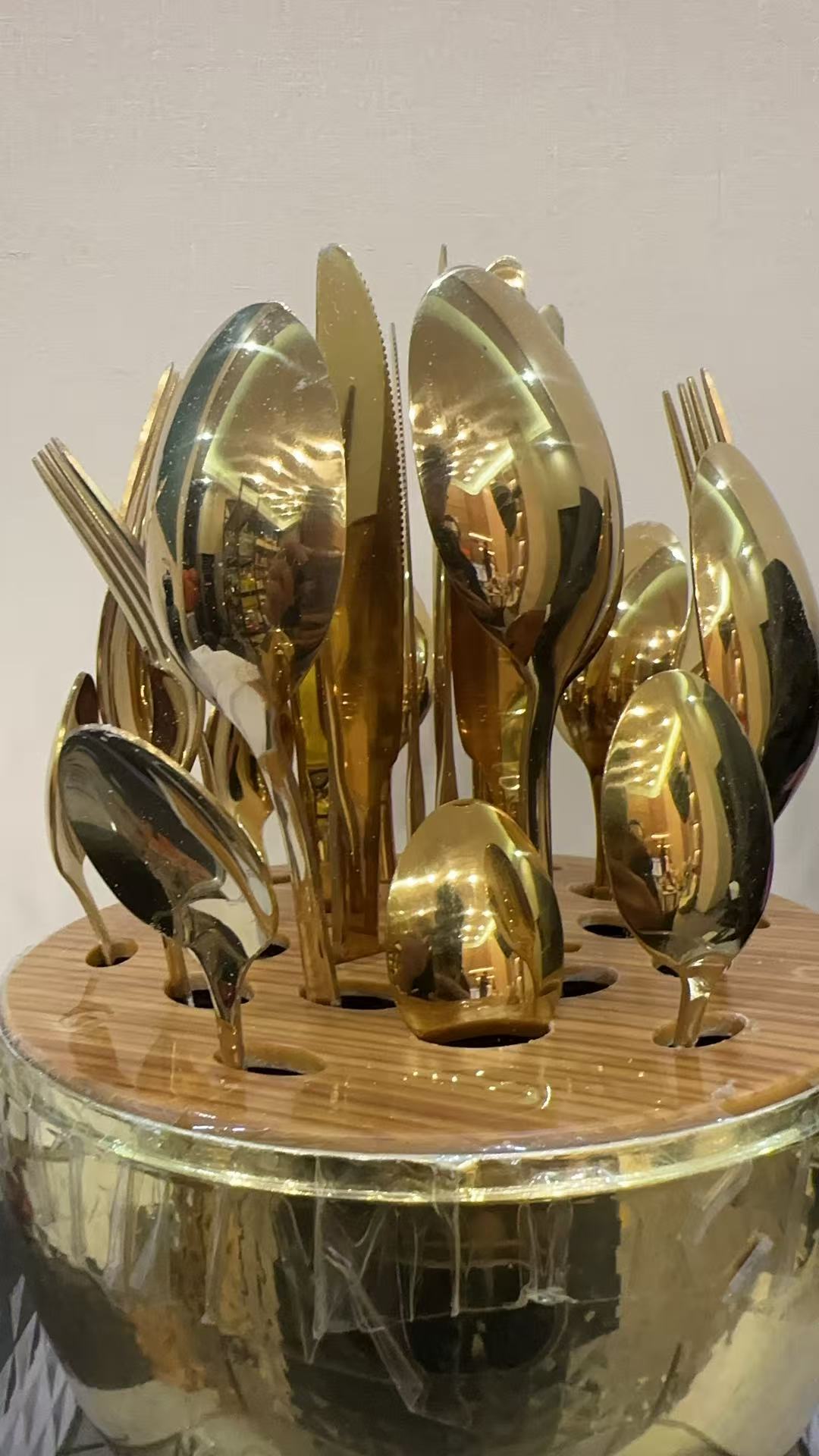 动漫金边亮釉轻奢餐具套装INS风厨具高档家用抛模型随机发货