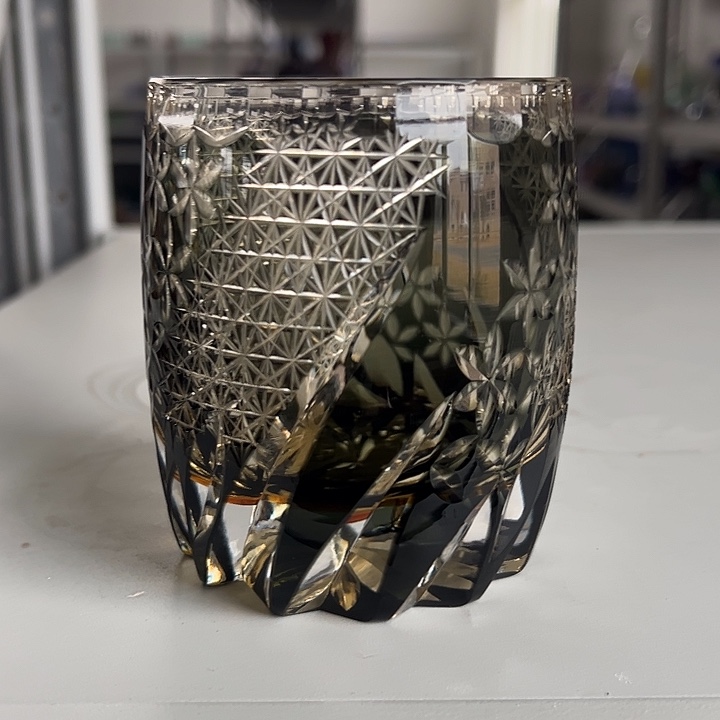 胡***碴平底款水晶玻璃微瑕一个