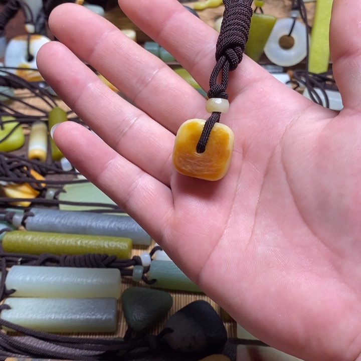 蛇纹石玉挂件未镶嵌