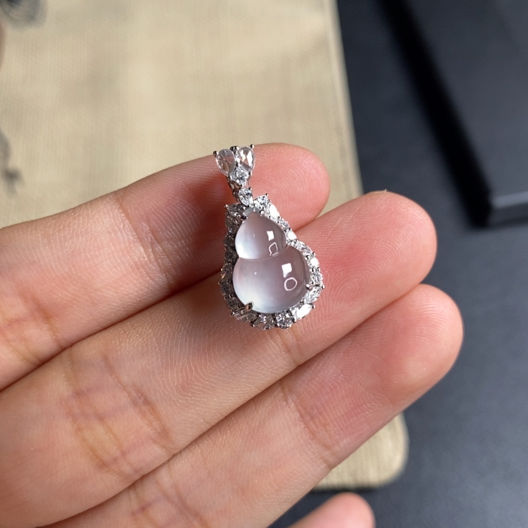 颈饰18K金镶嵌翡翠葫芦