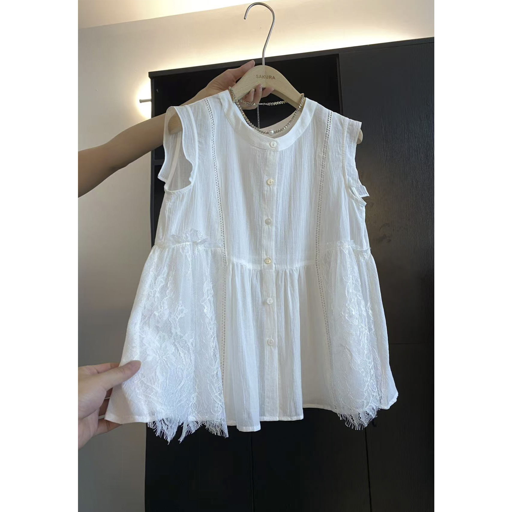 璎婲sᴀᴋᴜʀᴀ【白茶诗会】岚韩版圆领气质织带拼接蕾丝单排扣无袖衬衫