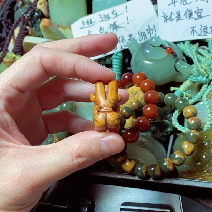 透闪石质玉颈饰未镶嵌