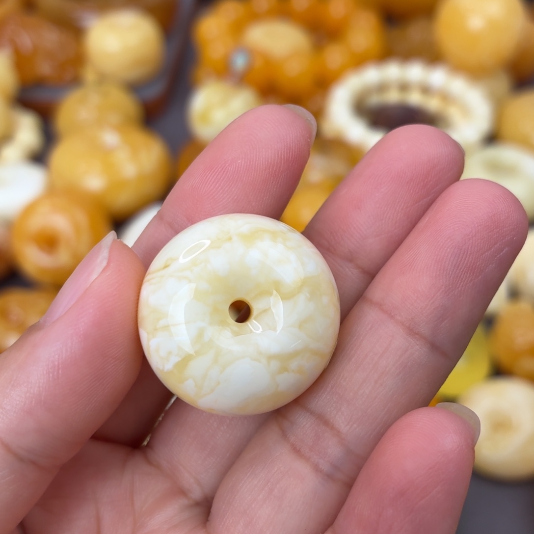 黑***色裸石琥珀未镶嵌扣